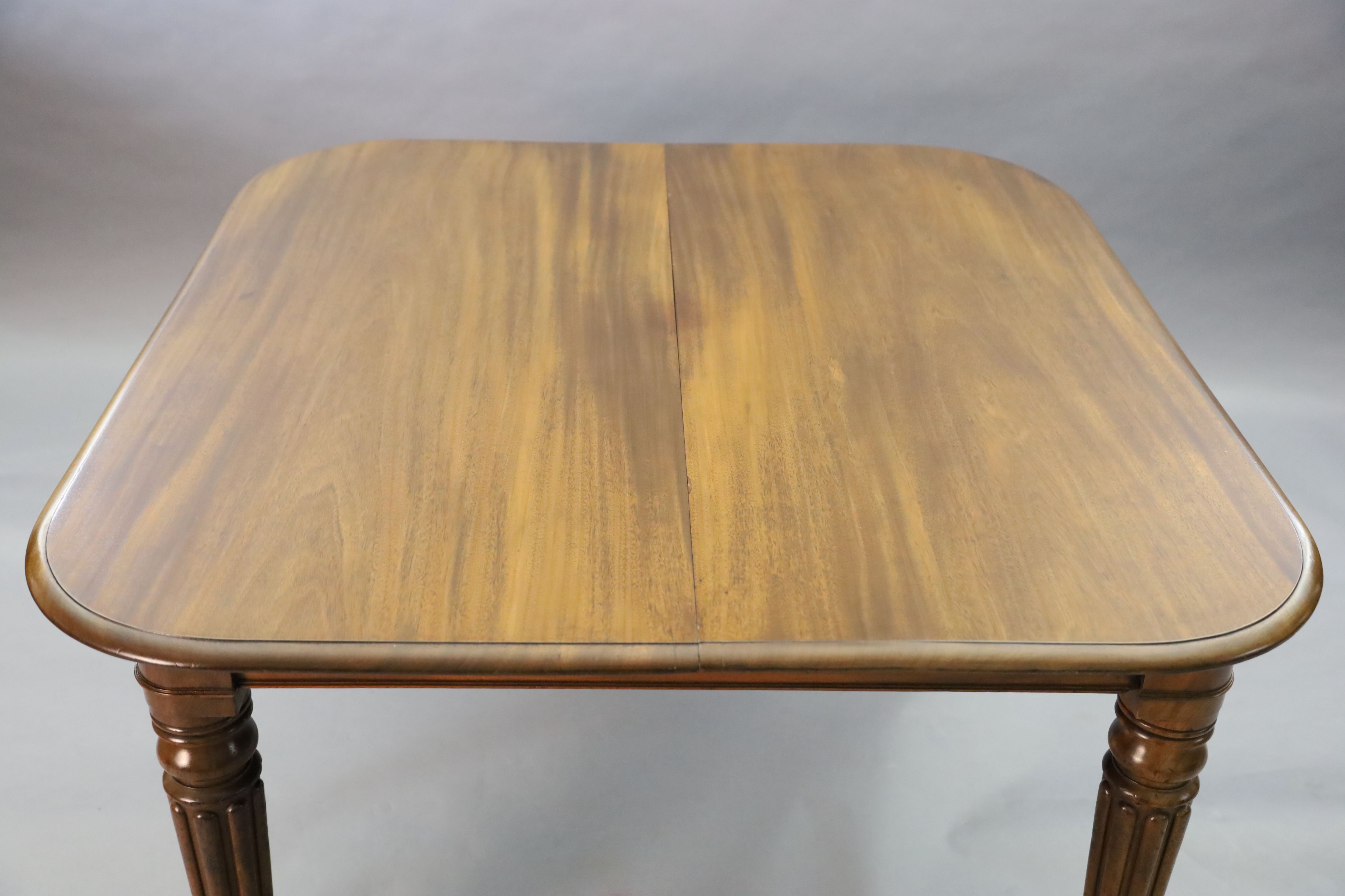 A Victorian mahogany extending dining table, W.4ft 3.5in H.2ft 5in. L.4ft extends to 9ft 1in.